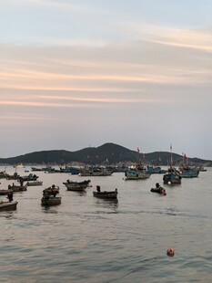 海上渔船日落美景