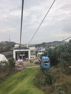 山间缆车穿梭于绿野之上