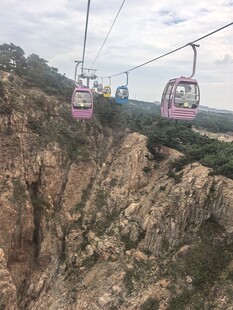 悬崖上的缆车景观