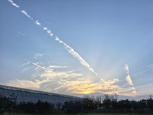 夕阳下的天空与飞机尾迹