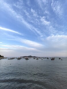 海上船只与蓝天白云景观