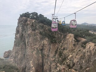 悬崖边的海上缆车景观