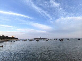 海滨风光海面船只与蓝天