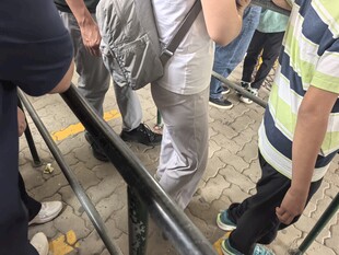 人群排队等候场景