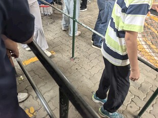 排队场景中的人物与扶手