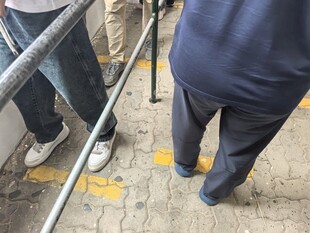 排队场景下的人物腿部特写