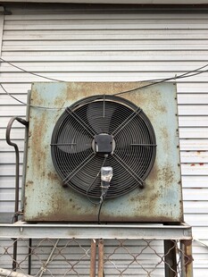 老旧生锈的室外空调外机