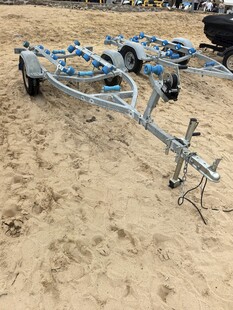 沙滩上的拖车底盘