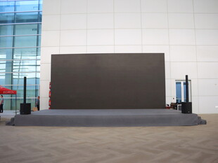 空旷场地中的大型黑色舞台