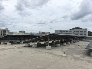 城市中建设中的屋顶设施