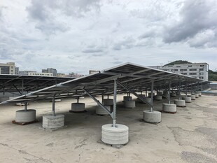 屋顶太阳能光伏板阵列