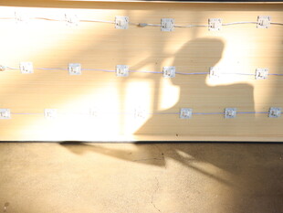 阳光下的人影与墙面光影