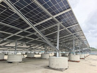大型太阳能光伏板阵列