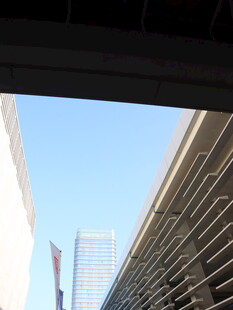 桥下视角看城市建筑