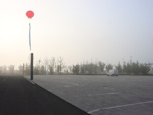 空旷场地的红色气球