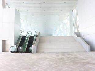 现代商场内的自动扶梯场景