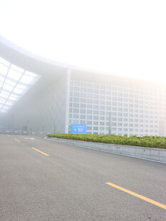 现代建筑前的空旷道路