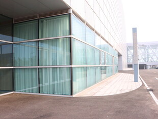 现代玻璃幕墙建筑外观