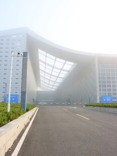 现代建筑前的空旷道路