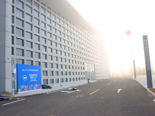 现代大楼前的宽阔道路