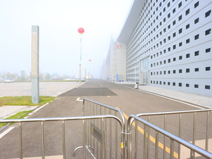 现代建筑旁的户外道路场景