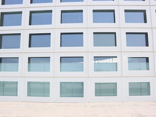 现代建筑外立面玻璃窗户