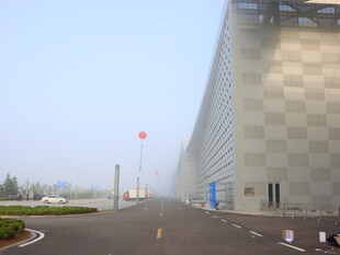 现代建筑前的宽阔道路