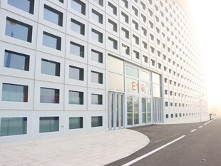 现代白色高楼建筑外观