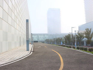 城市道路旁的现代建筑景观