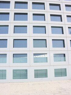 现代建筑规整窗户外观