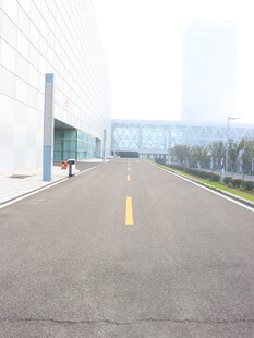 宽阔厂区道路环境整洁