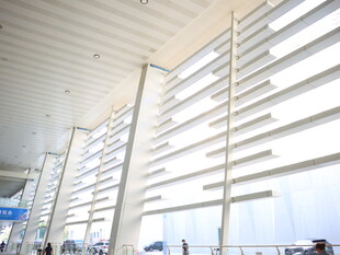 现代机场候机厅明亮内部