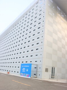 大型白色建筑外观