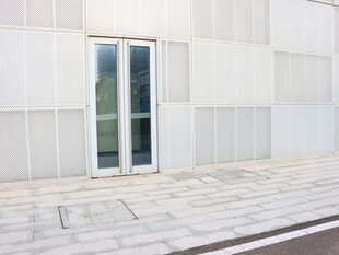 现代风格户外玻璃门场景