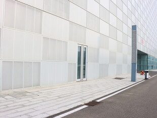 现代建筑外观的简洁场景