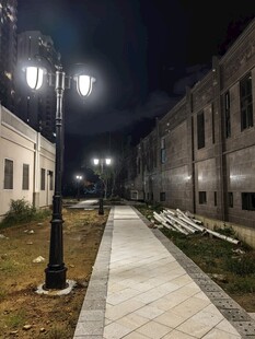夜晚街道旁的建筑与路灯