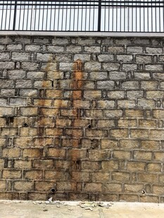 古老石墙岁月痕迹尽显