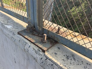 破损的围栏连接处