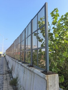 户外金属围栏与绿植景观