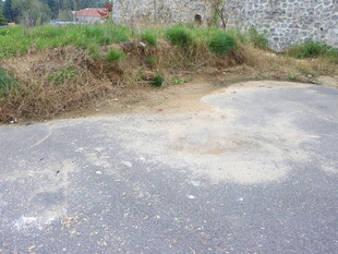 道路旁的破损土坡