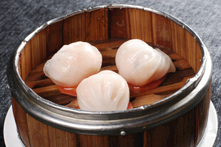 竹制蒸笼里的美味虾饺