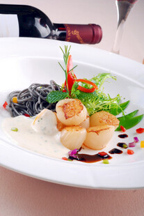 精致摆盘的美味海鲜佳肴
