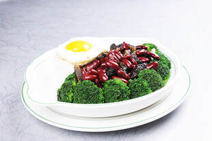 西兰花配炒蛋与酱料