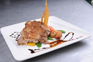 精致摆盘的美味特色菜肴