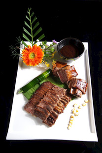 精致摆盘的美味特色卤味