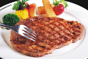 美味牛排配多彩蔬菜