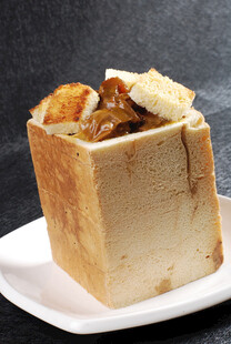 面包碗盛装的美味菜肴