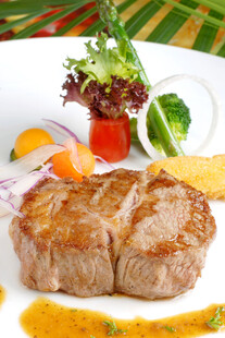 美味牛排配新鲜蔬菜