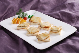 精致摆盘的美味夹心饼干