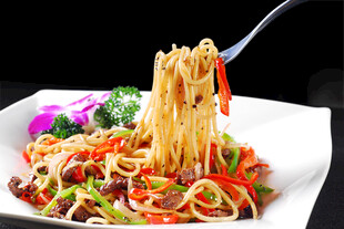 美味炒面色彩缤纷诱人